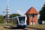 Fahrt mit sauberen Triebwagen auf Gleis 4 zum Bahnsteig und wie fast berall auf der Insel Usedom, auch hier eine zweisprachige Anzeige.