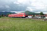 Zollernalbbahn im späten Frühlingen    IRE 3254 mit 611 027 (527) vor der Hohenzollernburg (28.05.2014)