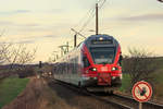 RE 9 von Sassnitz nach Rostock vor dem Bahnübergang in Mukran-Borchtitz.