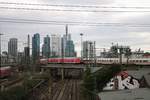 DB Regio Doppelstockwagenzug am 11.01.20 in Frankfurt am Main von der Camberger Brücke aus fotografiert