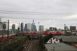 DB Regio Bombardier Twindexx 446 xxx am 11.01.20 in Frankfurt am Main von der Camberger Brücke aus fotografiert vor der Skyline 