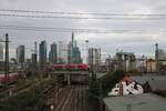 DB Regio PESA Link 633 xxx am 11.01.20 in Frankfurt am Main von der Camberger Brücke aus fotografiert vor der Skyline 