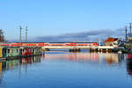 Der aus Stralsund kommende RE3 nach Berlin passiert gerade die Eisenbahnbrücke in Anklam. (November 2020)