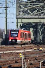 KÖLN, 28.02.2015, 620 032 als RB 25 nach Köln Hansaring nach dem Überqueren der Hohenzollernbrücke, kurz vor der Einfahrt in Köln Hbf