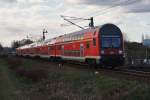 Hier ein RE3 (RE18352) von Wünsdorf-Waldstadt nach Schwedt(Oder), am 4.4.2015 zwischen Helbigstraße und Vierradener Chaussee in Schwedt(Oder).