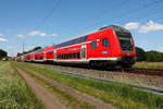 Ein Sonderzug, bestehend aus Dostowagen der Südostbayernbahn, fährt am 21.05.2018 durch Nassenheide.