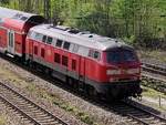 Dieselklassiker trifft moderne: 218 418 schiebt fünf Doppelstockwagen der Südostbayernbahn aus dem Bahnhof Markt Schwaben nach München.