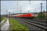 BR Radltour 2024: Für die diesjährige Radltour des Bayerischen Rundfunks, kurz BR Radltour, verkehrten insgesamt fünf Sonderzüge der DB Regio Südostbayernbahn (SOB). Der Sonderzug Nr. 1 (Aschaffenburg - Landau an der Isar) beschleunigt am 27.07.2024 bei strömendem Regen pünktlich aus dem Würzburger Hbf heraus in Richtung Schweinfurt. Bespannt war der Zug mit DB Regio SOB Elektrolok 146 242 und bestand aus vier Doppelstock- und neun Schiebewandwagen für den Fahrradtransport. Am Zugschluss schob die Diesellok 245 014, ebenfalls DB Regio SOB, nach.

