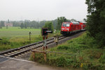 Bei leichtem Dauer-Nieselwetter am 26.06.16 bot es sich bestens an, einmal meinen neuen Regenschutz für die Kamera auszuprobieren.
Bei solchem Wetter entscheide ich mich gern für den Posten Dürnberg. Ein 628 stand auf meiner  to do-Liste .

Merkwürdigerweise fahren am Sonntag immer mehr Dosto-Züge zwischen München und Mühldorf.
Vielleicht hängt das mit der Fußball-EM zusammen -  Public Viewing  in der Großstadt? - oder vielmehr daran, daß z.Z. die BR 628 in Chemnitz eine neue Innenausstattung bekommt und damit Fahrzeuge in Mühldorf fehlen?

Wie auch immer - 245 010-4, die nach 245 012-0 und 013-8 ebenfalls mit dem seitlichen Schriftzug  Südostbayernbahn  ausgestattet ist, mußte einen außerplanmäßigen, kurzen Halt vor dem Bü einlegen. Er war gestört und der Lf betätigte die Hilfs-Einschalttaste.

Nach einem lauten Signal-Hupton, setzte er kurz darauf seinen Zug wieder in Bewegung.