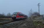 Nach der Kreuzung mit dem nach Miltenberg fahrenden RB 84 in Bödigheim kommt der 642 719 gen Seckach fahren an einem ehemaligen Feldweg Bü der nun aufgelassen ist vor mein Objektiv. 25.1.2022