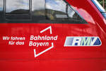 Detailaufnahme des Bahnland Bayern Schriftzuges und dem RMV Logo an 642 125. Besagter Siemens Desiro Classic war am 8. August 2024 in Bingen (Rh) Hbf anzutreffen.