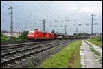 BR Radltour 2024: Für die diesjährige Radltour des Bayerischen Rundfunks, kurz BR Radltour, verkehrten insgesamt fünf Sonderzüge der DB Regio Südostbayernbahn (SOB). Der Sonderzug Nr. 1 (Aschaffenburg - Landau an der Isar) beschleunigt am 27.07.2024 bei strömendem Regen pünktlich aus dem Würzburger Hbf heraus in Richtung Schweinfurt. Bespannt war der Zug mit DB Regio SOB Elektrolok 146 242 und bestand aus vier Doppelstock- und neun Schiebewandwagen für den Fahrradtransport. Hier der Nachschuss auf die am Zugschluss schiebende Diesellok 245 014, ebenfalls DB Regio SOB.