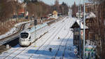 Zu Testzwecken der Sensorik/neuen Technologien war auf der „Goerzbahn“ in Berlin Steglitz-Zehlendorf das DB „Advanced TrainLab“ (BR 605) insgesamt wohl 3x unterwegs, je hin und zurück. Die „AG Märkische Kleinbahn e.V.“ freute sich entsprechend über den Besuch in ihrem Heimatbahnhof Schönow. Der Zug kam über B-Wannsee nach Lichterfelde-West und machte dort Kopf, um auf die Goerzbahn abzubiegen.

Die erste Tour wurde am 10.2.2021 spätnachmittags unternommen, die zweite und dritte am 12.2.2021 vormittags/mittags. Die Lokalpresse (Print/TV) berichtete entsprechend. Zum Glück hatte es vorher geschneit und die daraus entstandenen Bilder sind wohl so schnell nicht reproduzierbar.

Wegen des guten Wetters am 12.2. war ein reger Auflauf der Fotographen, aber auch die Bevölkerung vor Ort zückte das Handy beim Spaziergang, um diesen ungewöhnlichen Besuch auf dieser ungewöhnlichen Bahnstrecke festzuhalten.

Aus einem RBB-Bericht: „Eine Besonderheit der Strecke sei die große Zahl an Bahnübergängen: Es gibt rund 40 Stellen, an denen Autoverkehr die Schienen queren kann.“

Hier verlässt der Zug Berlin Lichterfelde-West Richtung B-Wannsee, im Hintergrund enie S1 mit dem gleichen Ziel.

Berlin, der 12.2.2021
