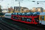 DB 4382 303-2 mit Autos als Messzug in Wuppertal, November 2024.