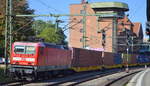 DeltaRail GmbH, Frankfurt (Oder) mit der angemieteten  143 055-2  (NVR:  91 80 6143 055-2 D-DB ) und einem Containerzug verlässt den Hamburger Hafen am 22.09.20 Durchfahrt Bf.