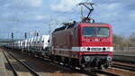 DeltaRail GmbH, Frankfurt (Oder) mit  243 559-2  [NVR-Nummer: 91 80 6143 559-3 D-DELTA] und Nutzfahrzeug-Transportzug mit VW-Fahrzeugen aus polnischer Produktion am 23.02.22 Durchfahrt Bf.