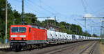 DB Mietpool  143 009  (NVR:  91 80 6143 009-9 D-DB ) vermietet an DeltaRail und einem Nutzfahrzeug-Transportzug am 31.08.22 Durchfahrt Bahnhof Niederndodeleben.