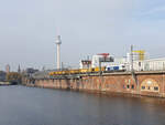 223 158 von DeltaRail überquert mit einem Schleifzug die Berliner Stadtbahn, hier am Bahnhof Jannowitzbrücke.
Aufgenommen von der Michaelbrücke (Handybild).

Berlin, der 09.11.2024