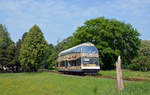 Von Dessau kommend durchfährt 670 003 am 12.05.18 Dessau-Waldersee und wird den dortigen Haltepunkt gleich erreichen.