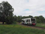 Auf seiner Fahrt gen Wörlitz ist DWE 27760 mit 672 913 an einem bewölkten Samstag Nachmittag kurz vor dem Bedarfshalt  Dessau-Waldersee , hier auf Höhe der  Jonitzer Mühle .