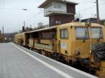 Diese Weichenstopfmaschiene 08-475 4S der DBG wartet am 11.12.05 in Bochum Hbf auf ihren arebeitseinsatz in der Bahnhofsausfahrt.