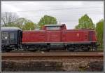 Die V 100 1200 (ex DB 211 200-1) der DGEG ist mit unserem Sonderzug am 28.04.2013 in Darmstadt-Kranichstein abgestellt,  wir  sind derweil im Eisenbahnmuseum Darmstadt-Kranichstein, von woraus ich die Aufnahme machen konnte.

Die V 100.10 wurde 1962 von Henschel unter der Fabriknummer 30549 gebaut, 1968 erfolgte die Umbezeichnung in 211 200-1, 1995 die Ausmusterung bei der DB. An die DGEG (Deutsche Gesellschaft fr Eisenbahngeschichte e. V) wurde sie 1997 verkauft. 
Eingestellt ist sie von der Deutsche Museums-Eisenbahn GmbH in Darmstadt und hat die NVR-Nummer 92 80 1211 200-1 D-DME.
