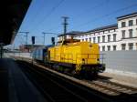 Eine V100 der DGT durchfhrt mit einem Begleiterwagen den Erfurter Hauptbahnhof am 30.07.2008