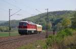 232 550 mit einem Bauwagen am 25.04.2011 kurz vor Einbeck-Salzderhelden.