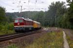 232 223 fhrt am 07.08.2011 mit einem schweren Bauzug aus Kreiensen heraus.