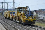 Eine Schotterplaniermaschine SSP 110 SW & eine Weichenstopfmaschine UNIMAT 08-275 3SY der Deutschen Gleisbau Union Ende April 2021 bei der Durchfahrt in Wuppertal-Unterbarmen.