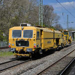 Eine Weichenstopfmaschine UNIMAT 08-275 3SY & eine Schotterplaniermaschine SSP 110 SW der Deutschen Gleisbau Union Ende April 2021 bei der Durchfahrt in Wuppertal-Unterbarmen.