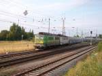 DP-60 und 50 mit dem Kreidezug von Klementelvitz nach Peitz Ost am 04.August 2010 verlie am Abend den Bahnhof Bergen/Rgen.