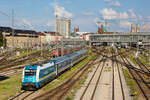 183 002 mit leerem Alex-Wagenpark am 21.08.2022 in München Hbf.