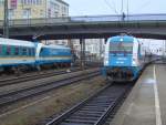 Die BR 183 003 am 09.12.2007 mit dem ALEX aus Mnchen bei der Einfahrt auf Gleis 4 und Die BR 183 002 wartet auf Gleis 1 mit dem ALEX auf Ausfahrt nach Mnchen in Regensburg HBF.