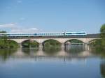 223-071 mit einem ALex beim berqueren der Regenbrcke Regenstauf  am 3.05.2009