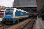 183 004 steht am 20.03.10 mit dem ALX 87008 nach Schwandorf in Mnchen Hbf auf Gleis 26.