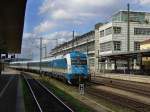 Die 183 001 am 26.08.2008 mit einem ALEX bei der Durchfahrt durch den Regensburger Hbf.