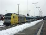 Abfahrt in Hof Hbf am 26.01.2011, die gelbe ER 20-007 fhrt vor dem ALEX nach Sden in Hof aus...