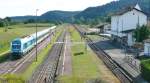 Blick nach Sden auf den Bahnhof Nabburg mit dem  Alex  nach Hof am 18.8.08.