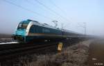 ARRIVA 183 005 taucht mit ALX 84109 Hof - Mnchen aus dem Nebel auf, KBS 930 Regensburg - Landshut - Mnchen, fotografiert bei Neufahrn in Niederbayern am 17.01.2011