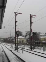 Die zwei Flgelsignale im Bahnhof von Bad Reichenhall in Richtung
Berchtesgaden stehen auf Halt. Derzeit verkehren keine Zge aufgrund
von fehlender Zulassung der neuen FLIRT der Berchtesgadener Land Bahn. Aufgenommen am 19. Dezember 2009.
