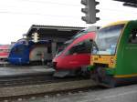 Am 30. Dezember trafen im Bahnhof von Freilassing drei verschiedene
Triebwagen aufeinander. Vorne der VT 27 der Waldbahn und im Hintergrund ein CANTUS-Triebwagen. Diese beiden kommen noch immer auf der Berchtes-
gadener Landbahn zu Einsatz. In der Mitte ein 4024-er der BB.
Wir wnschen allen Fotografen und Feunden der Bahnbilder-Seite ein
gutes Neues Jahr und viele gute Schnappschse.