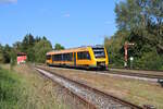 OPB 1648 201 erreicht auf seiner Fahrt von Marktredwitz nach Regensburg den Bahnhof Nabburg mit seinem markanten kleinen Formausfahrsignal und dem gut instandgehaltenem Stellwerk 2.