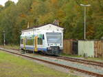 DLB VT 064 (95 80 0650 064-8 D-DLB) pausiert am 17.10.2021 in Adorf (V).