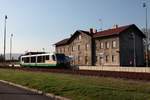 654 033 (DLB = Die Länderbahn) beim Halt in Svatava als Os20810 (Sokolov - Mehltheuer) am Morgen des 19.04.2018.