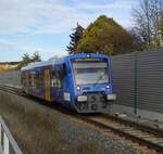 BR 650/RegioShuttle der Vogtlandbahn (Marke der Länderbahn) in blauer Lackierung mit Werbung für das EgroNetTicket.