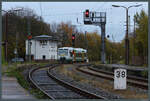 Aus der Innenstadt kommend passiert VT 151 der Vogtlandbahn das elektromechanische Stellwerk W5 in Zwickau Hbf. (02.11.2024)