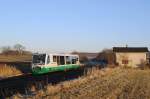 VT 39 der Vogtlandbahn mit VBG 83220 bei Herlasgrn (21.12.2007)