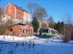 VT46 als VBG83120 in Klingenthal, 29.1.09. Hinter dem VT das ehem. Klingenthaler Wrterhaus schs. Bauart. (Gru an den Tf!)