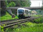 Ein Desiro der VBG,und ein weiterer Vertreter seiner Gattung liefern sich ein  Wettrennen  mit einem Traktor bei Schwandorf.(KBS 855,16.05.2009)